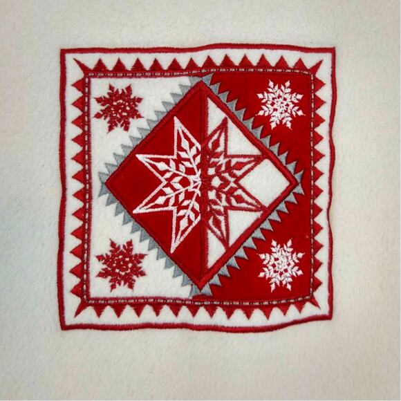 Croft & Barrow Women's Fleece Top Size Medium Cream Red Long Sleeves Snow Flakes - Picture 2 of 9